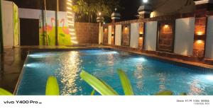 Swimmingpoolen hos eller tæt på Redstone retreat varsoli,alibag