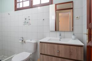 Maison Vue du Ciel - Proche de l'aéroport في ليه أبيم: حمام مع مرحاض ومغسلة +10 صور