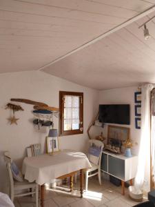 TV a/nebo společenská místnost v ubytování Le paradis