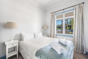 Ένα ή περισσότερα κρεβάτια σε δωμάτιο στο McDougall Cottage