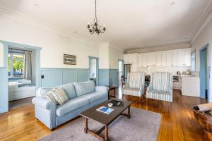 Χώρος καθιστικού στο McDougall Cottage