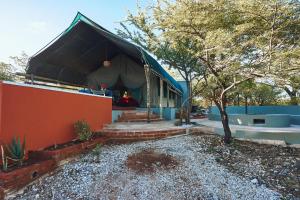 una tenda è situata in un cortile. di Zuri Camp - Tent Kiama a Tsumeb