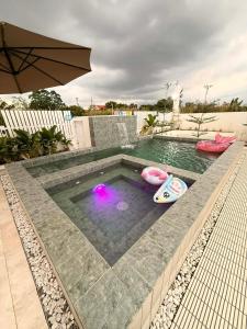 Πισίνα στο ή κοντά στο Quatra Belle Villa