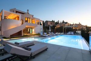 una villa con piscina con sedie a sdraio di Casa Grande Private Luxury Villa a Alykes Potamou