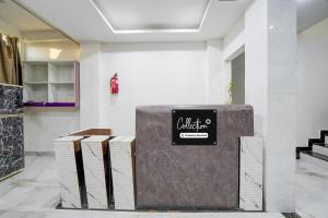 um saguão com um grande ólito no meio de uma sala em Collection O Hingna City Court Nagpur Formerly Hotel Dream Inn em Khāpri