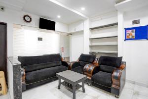 uma sala de estar com dois sofás e uma mesa em Collection O Hingna City Court Nagpur Formerly Hotel Dream Inn em Khāpri