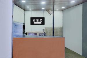 una camera con un cartello dell'hotel sul muro di Hotel O Calangute Beach Market Formerly Bella's Residency a Calangute