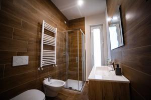 San Costantino CalabroL'eden di Nicolas的浴室里有马桶、洗手池和淋浴。