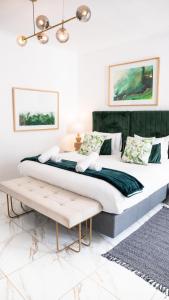 Dalebrook Place - Unit 6 في كالكباي: سرير كبير مع اللوح الأمامي الأخضر في غرفة النوم