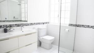 Dalebrook Place - Unit 6 في كالكباي: حمام أبيض مع مرحاض ومغسلة