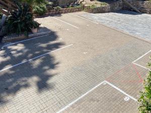 Dalebrook Place - Unit 6 في كالكباي: موقف فاضي مع ملعب تنس