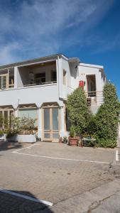 Dalebrook Place - Unit 6 في كالكباي: مبنى أبيض كبير مع الكثير من النوافذ