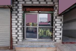 una finestra su un edificio in mattoni con il riflesso di Hotel O Mathura Janam Bhumi Link Road a Bhuteshwar Altre 32 foto