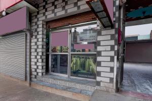 una vetrina su un edificio in mattoni di Hotel O Mathura Janam Bhumi Link Road a Bhuteshwar