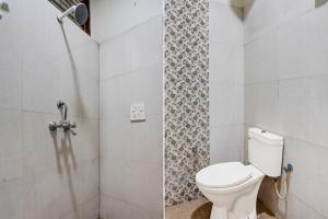 un bagno con wc e doccia di Hotel O Mathura Janam Bhumi Link Road a Bhuteshwar