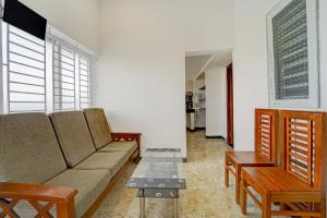 a living room with a couch and a table at Hotel O Muthalipalayam Bus Stand Coimbatore Formerly Haven Stays in Irugūr