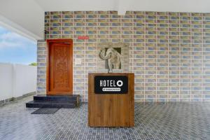 a statue of an elephant standing next to a brick building at Hotel O Muthalipalayam Bus Stand Coimbatore Formerly Haven Stays in Irugūr