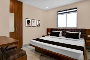 a bedroom with a large bed and a window at Hotel O Netaji Metro Station Kolkata Formerly Mahamaya Step Inn in Thakurpukur
