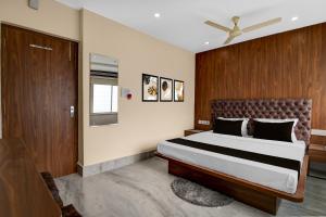a bedroom with a bed and a ceiling fan at Hotel O Netaji Metro Station Kolkata Formerly Mahamaya Step Inn in Thakurpukur
