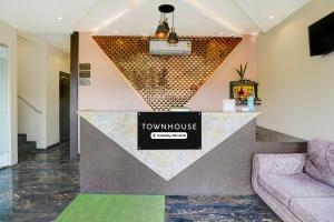 eine Lobby mit einem Tresen, auf dem ein Hügelgrab-Schild angebracht war in der Unterkunft Townhouse LBS Road BKC Formerly Royal Palace in Mumbai