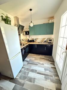 Η κουζίνα ή μικρή κουζίνα στο Spacieux studio à deux pas du centre +1 φωτογραφίες