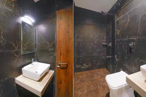 ein Badezimmer mit Waschbecken und Toilette in der Unterkunft Townhouse LBS Road BKC Formerly Royal Palace in Mumbai