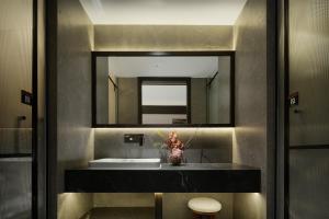 un bagno con lavandino e specchio di Xilia Hotel Chunxi Road in Taigu Street, near Wenshu Temple and Kuangzhai Alley Large bedroom room, double bedroom room, bathtub room, suite Equipped with an intelligent toilet intelligent guest control system and free access to video and movie membershi a Chengdu