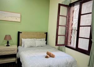 Una cama o camas en una habitación de LushStay Cao Bá Quát