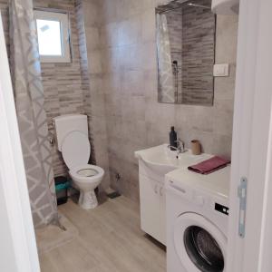 Et badeværelse på Elena Airport Apartments