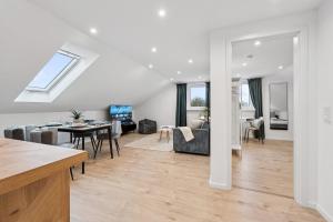 A television and/or entertainment centre at Yello Homes - 4 Guests - 3 Rooms - City View