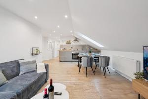 A seating area at Yello Homes - 4 Guests - 3 Rooms - City View Még 20 kép