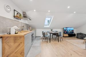 A kitchen or kitchenette at Yello Homes - 4 Guests - 3 Rooms - City View