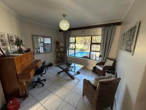 Πισίνα στο ή κοντά στο Family Home with Big Garden & Jacuzzi