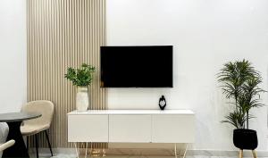 Μια τηλεόραση ή/και κέντρο ψυχαγωγίας στο Ritz Elegant Studio Apartment