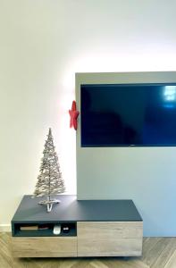 Μια τηλεόραση ή/και κέντρο ψυχαγωγίας στο La Terrazza su Dante Rooms