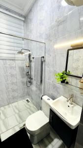 Ένα μπάνιο στο Ritz Elegant Studio Apartment