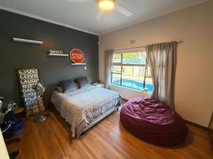 Ένα ή περισσότερα κρεβάτια σε δωμάτιο στο Family Home with Big Garden & Jacuzzi +19 φωτογραφίες