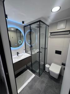 ein Badezimmer mit Dusche, Waschbecken und Toilette in der Unterkunft מילה דירות אירוח - Bnb70 in Eilat