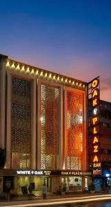 budynek ze światłami na boku w obiekcie HOTEL OAK PLAZA - 1KM Connaught Place w Nowym Delhi