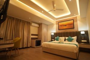 Giường trong phòng chung tại Hotel Vedic Roots