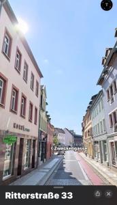 eine leere Straße in einer Stadt mit Gebäuden in der Unterkunft Apartment Döbeln Centrum in Döbeln + 3 Fotos