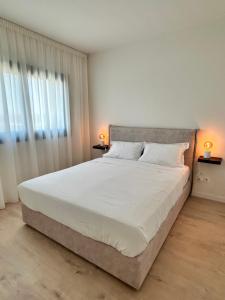 Postel nebo postele na pokoji v ubytování Sunset Gardens - Holiday Apartments - by TLV Living