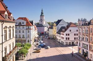 Blick auf eine Stadtstraße mit Gebäuden und Autos in der Unterkunft Apartment Döbeln Centrum in Döbeln
