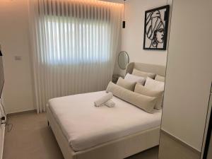 En eller flere senge i et værelse på מילה דירות אירוח - Bnb115