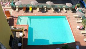 an overhead view of a swimming pool on a building at Hotel Reno in Lido di Savio +7 photos