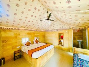 Jaisalmer Villa Resort & Camp Jaisalmer في جيلسامر: غرفة نوم بسرير في غرفة ذات سقف
