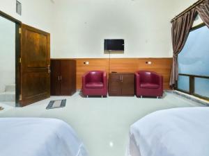 TV a/nebo společenská místnost v ubytování Amore Guesthouse Syariah Mitra RedDoorz