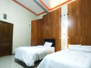 Postel nebo postele na pokoji v ubytování Amore Guesthouse Syariah Mitra RedDoorz