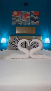 un letto con due cigni scolpiti di The Cat And The Kraken Paliton Jacuzzi Suites with Solar and Starlink a Siquijor