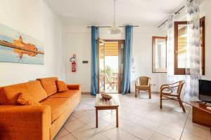 salon z kanapą i stołem w obiekcie Villa Uzzo by Sicily Travelling Villas w mieście Scopello